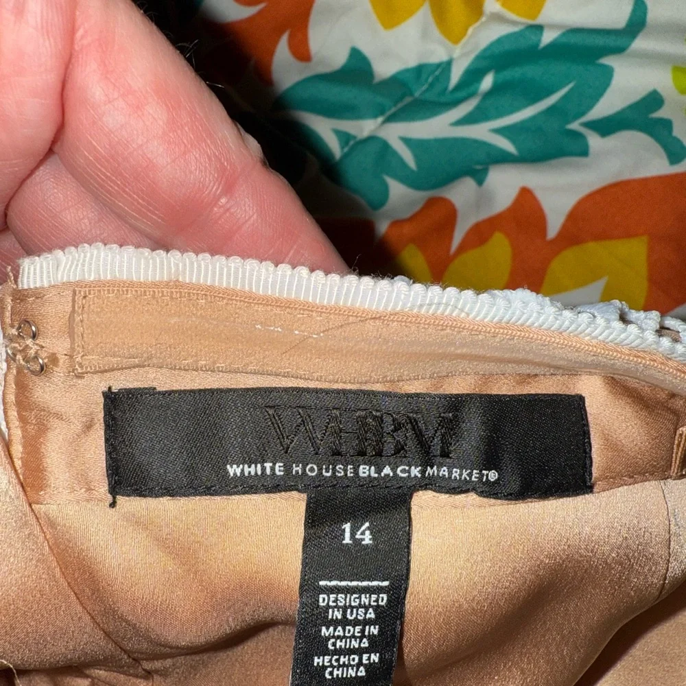 White House Black Market eyelet s14 NWOT White Strapless Top tan lining - Picture 3 of 4